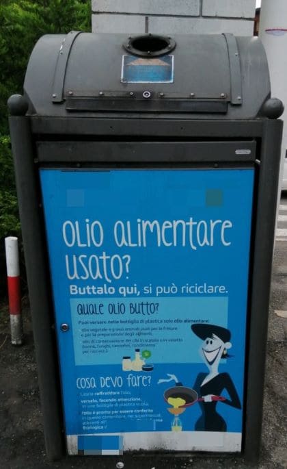イタリア・スーパーマーケットの使い捨て油回収ボックスの画像